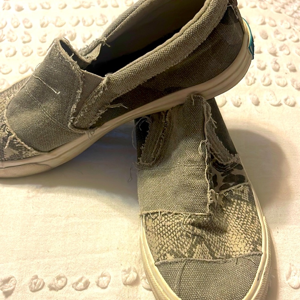 BLOWFISH as lip on shoes!